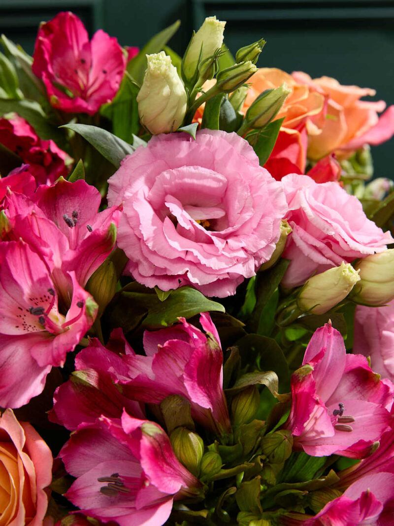 Rožu, eustomas un mežrozīšu pušķis