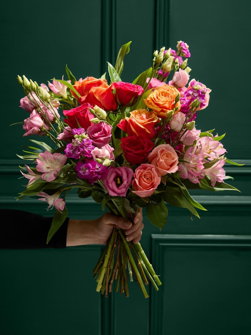 Rožu, eustomas un mežrozīšu pušķis