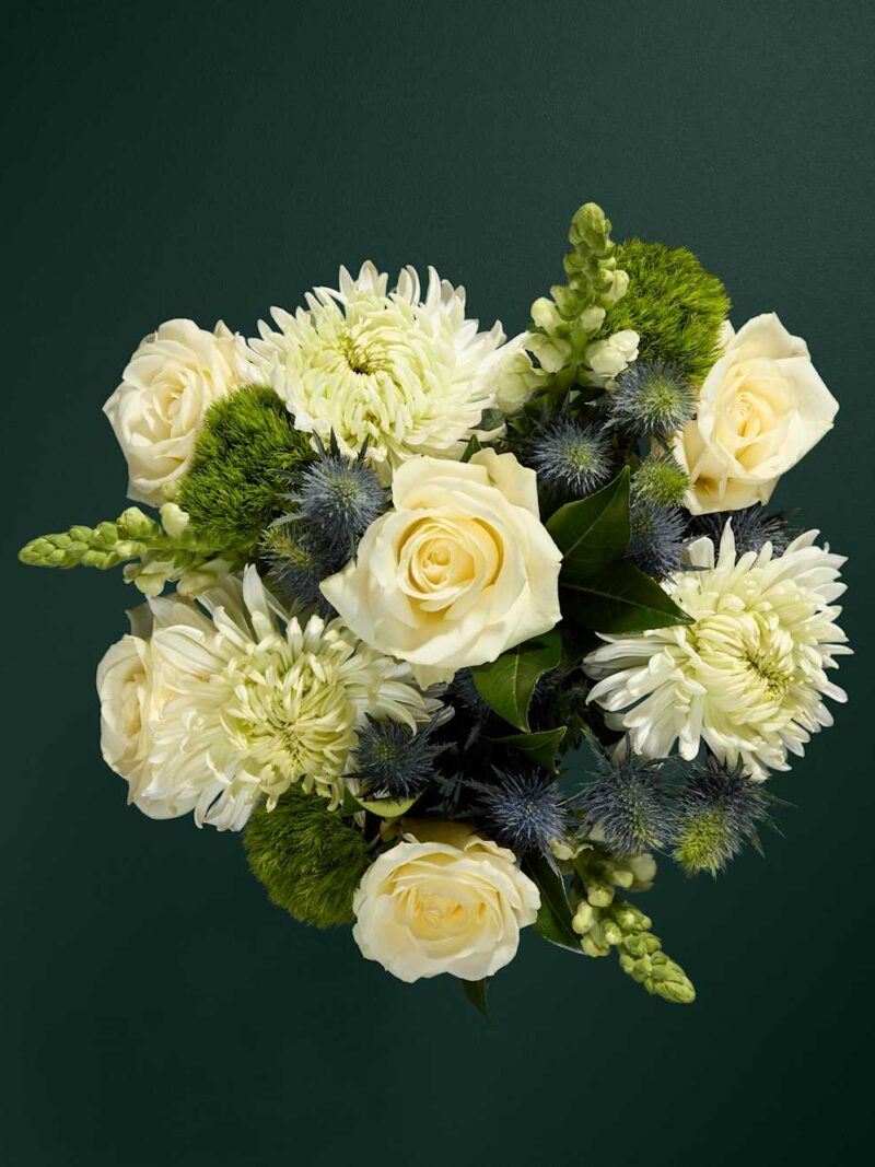 Rožu un krizantēmu pušķis