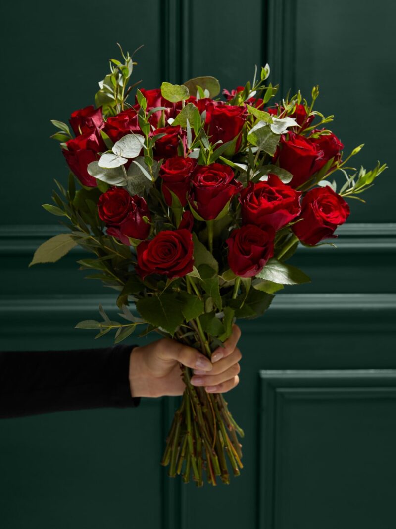 Sarkano rožu un eikalipta ziedu svētku pušķis