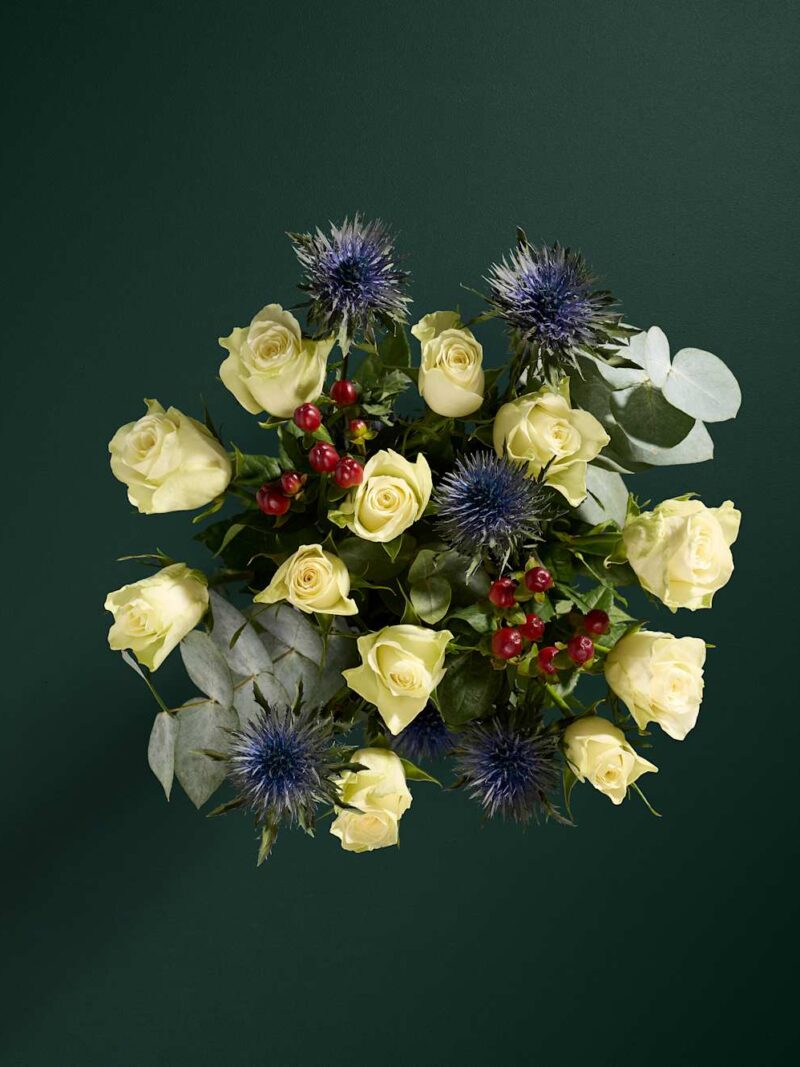 Svētku pušķis no rozēm un asinszāles ziediem