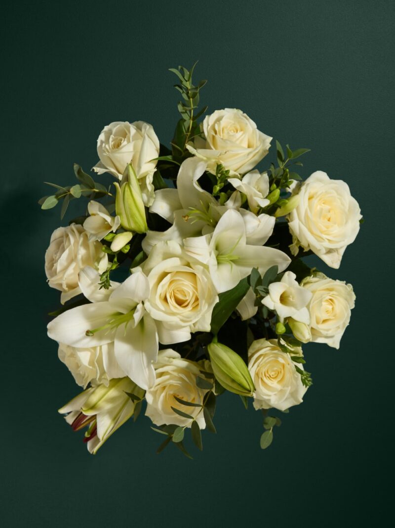 Rožu un liliju pušķis