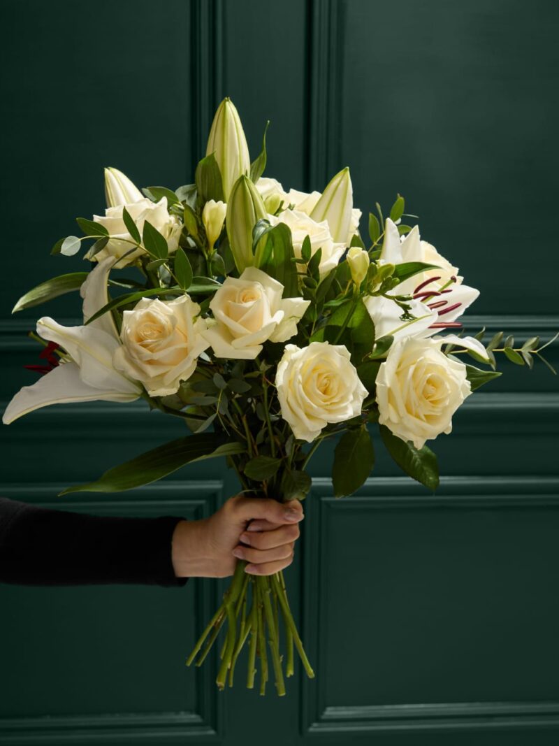 Rožu un liliju pušķis