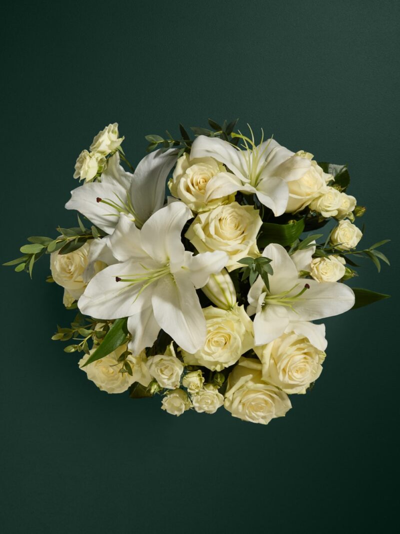 Baltas rozes un lilijas ziedu pušķis