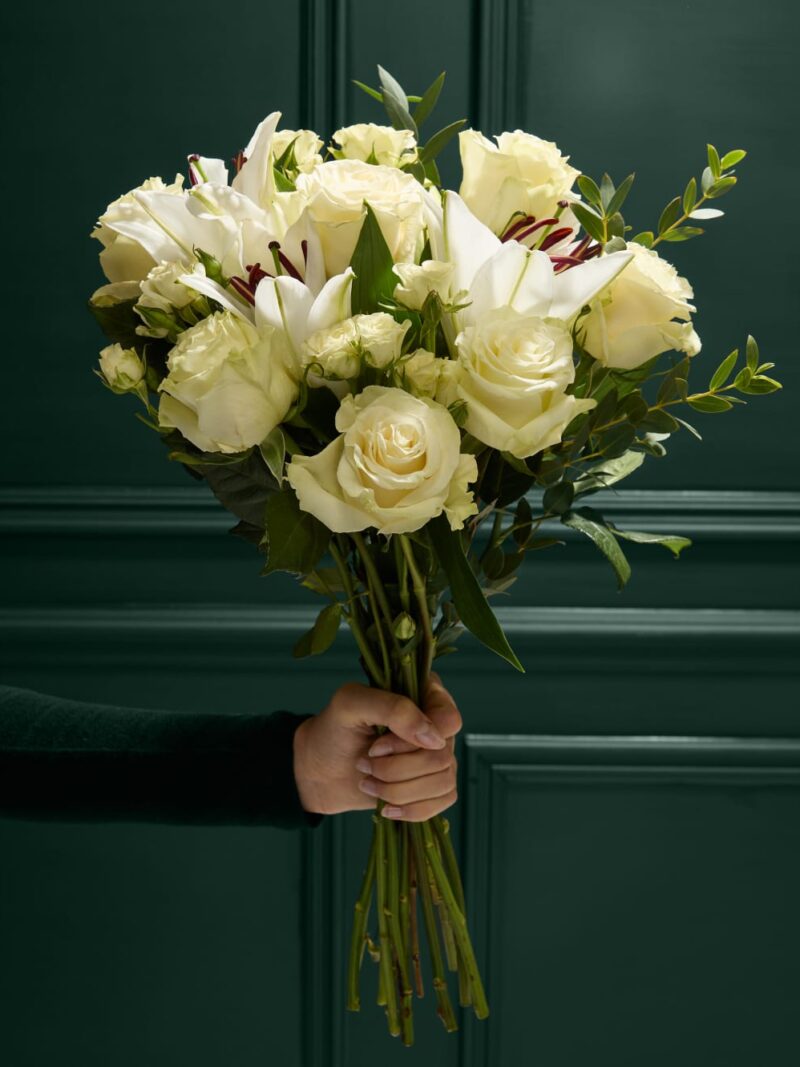 Baltas rozes un lilijas ziedu pušķis