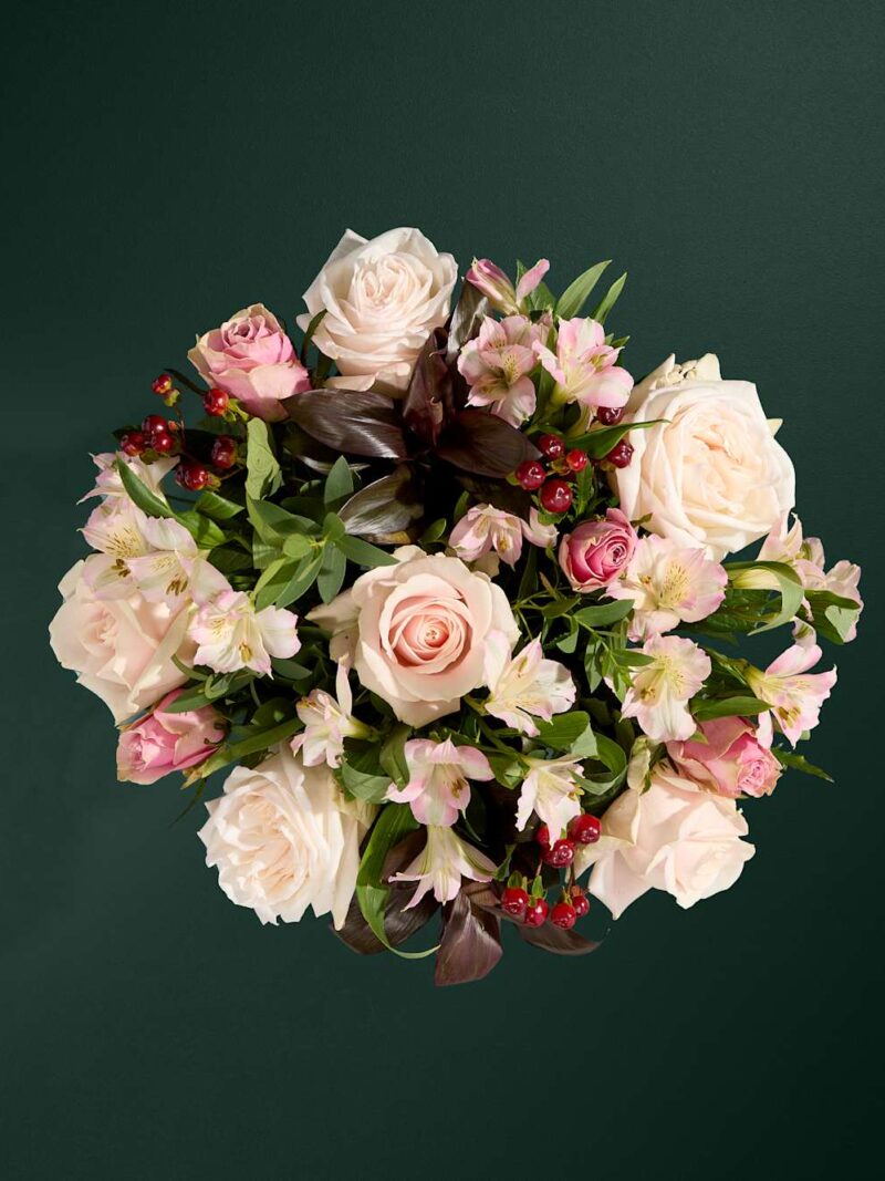 Klasisks rožu un eikalipta ziedu pušķis