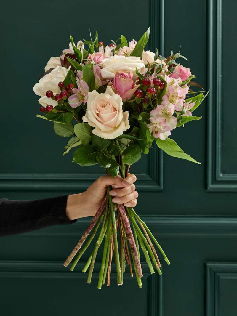 Klasisks rožu un eikalipta ziedu pušķis