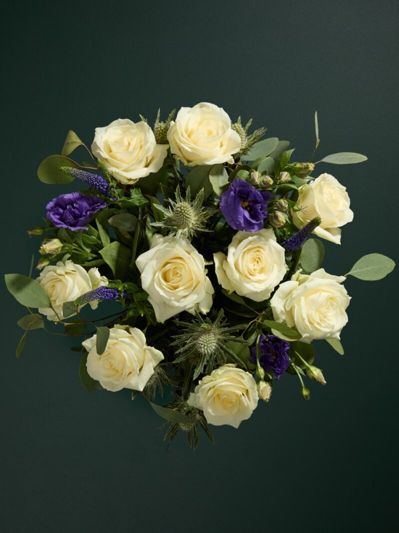 Eustoma un baltas rozes ziedu pušķis