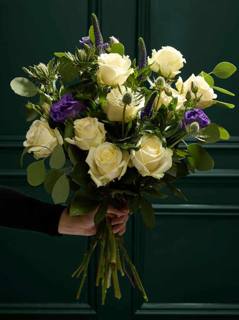 Eustoma un baltas rozes ziedu pušķis