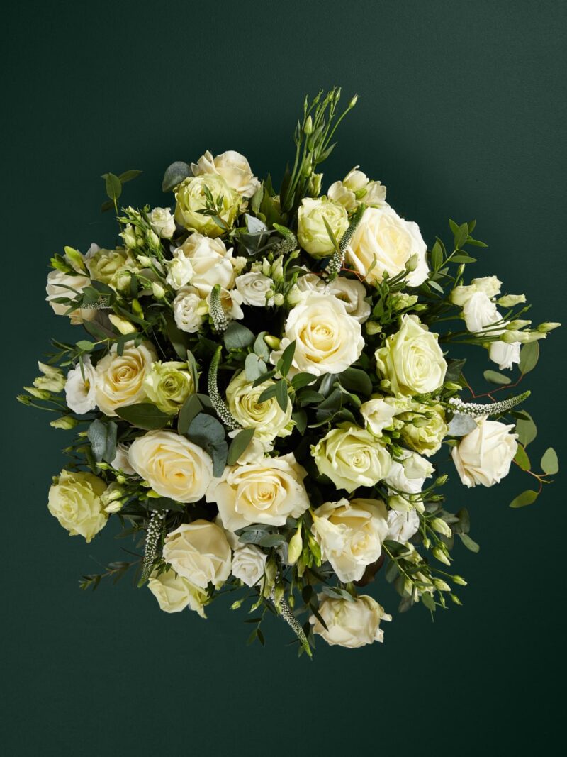 Īpašs rožu un frēziju ziedu pušķis