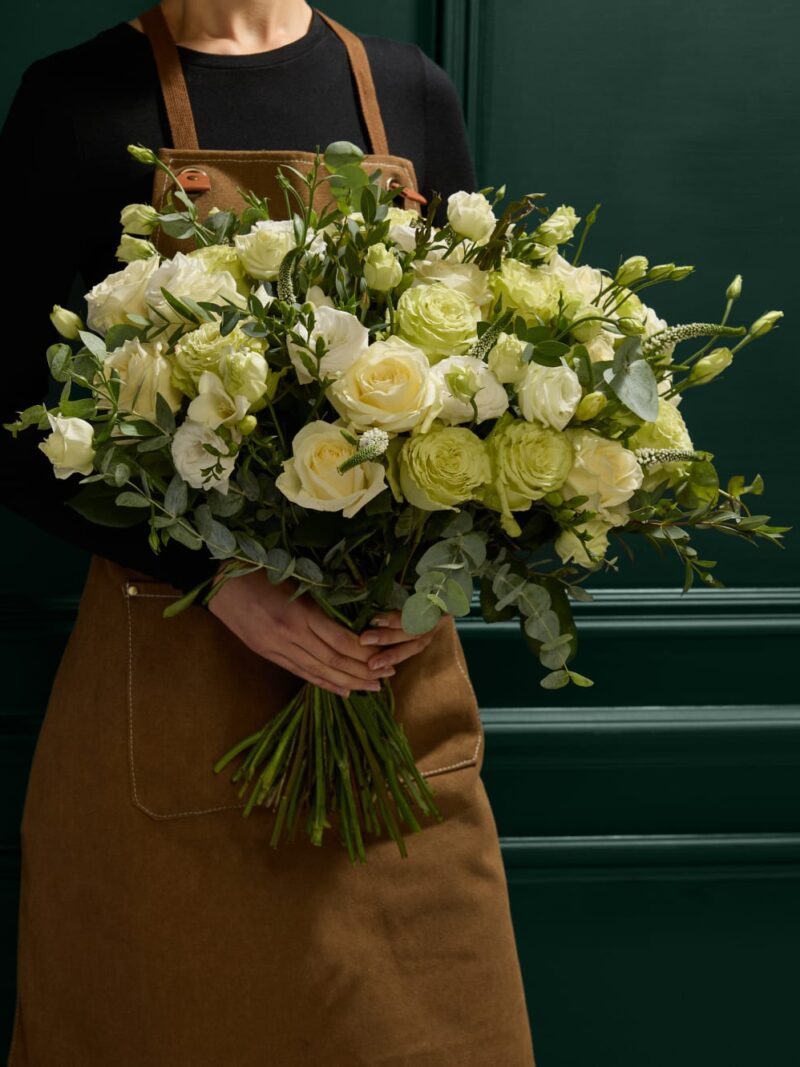 Īpašs rožu un frēziju ziedu pušķis