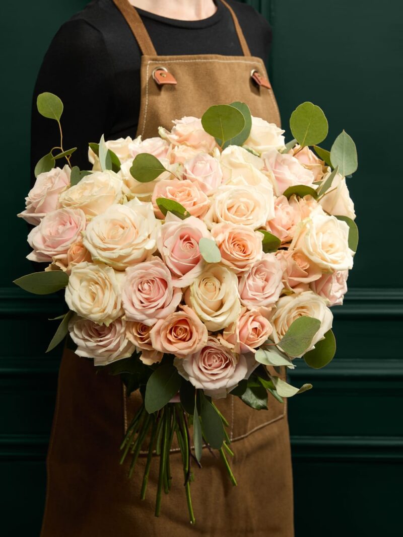 Īpašs klasisko rožu ziedu pušķis