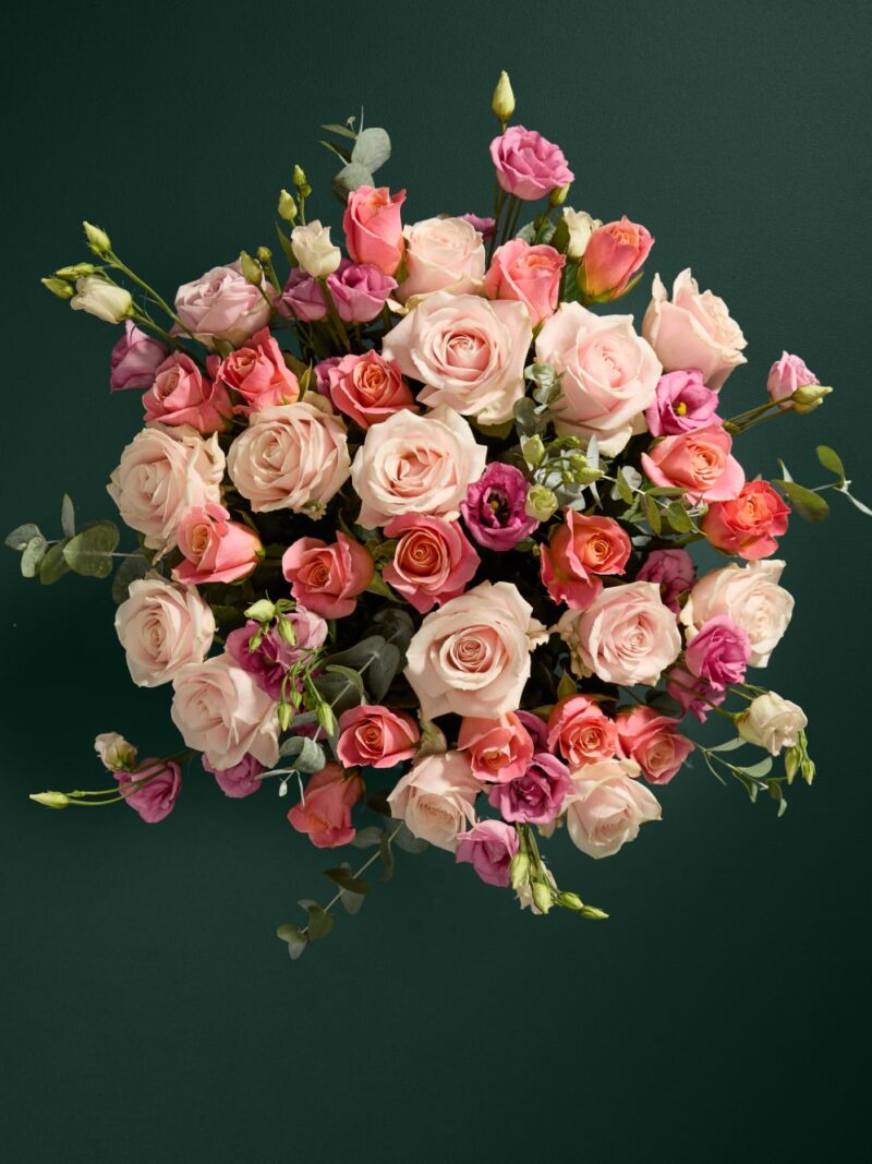 Īpašs rožu un eustomas ziedu pušķis