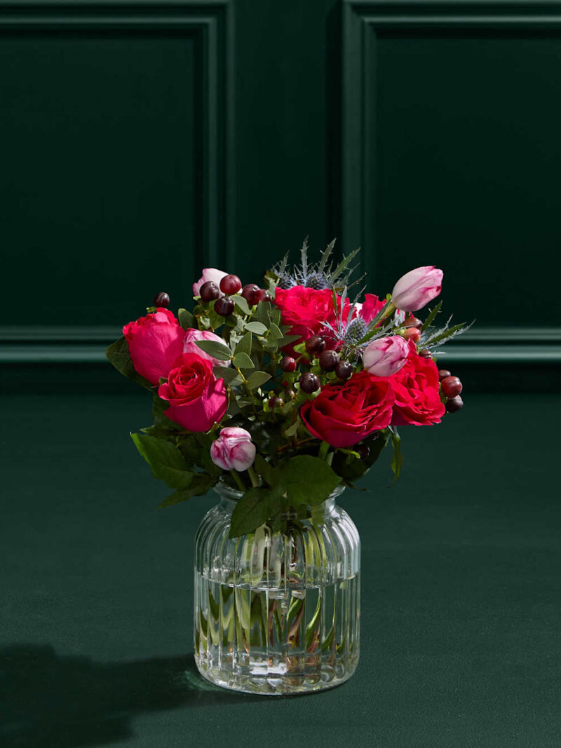 Rožu un tulpju pušķis