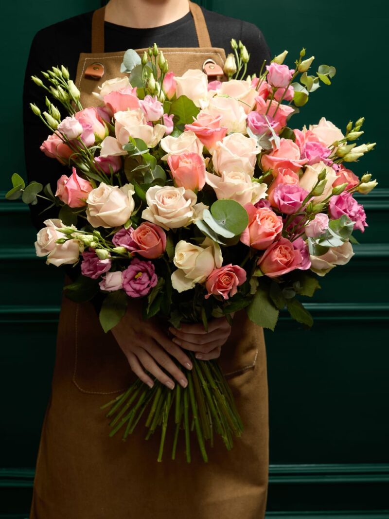 Īpašs rožu un eustomas ziedu pušķis