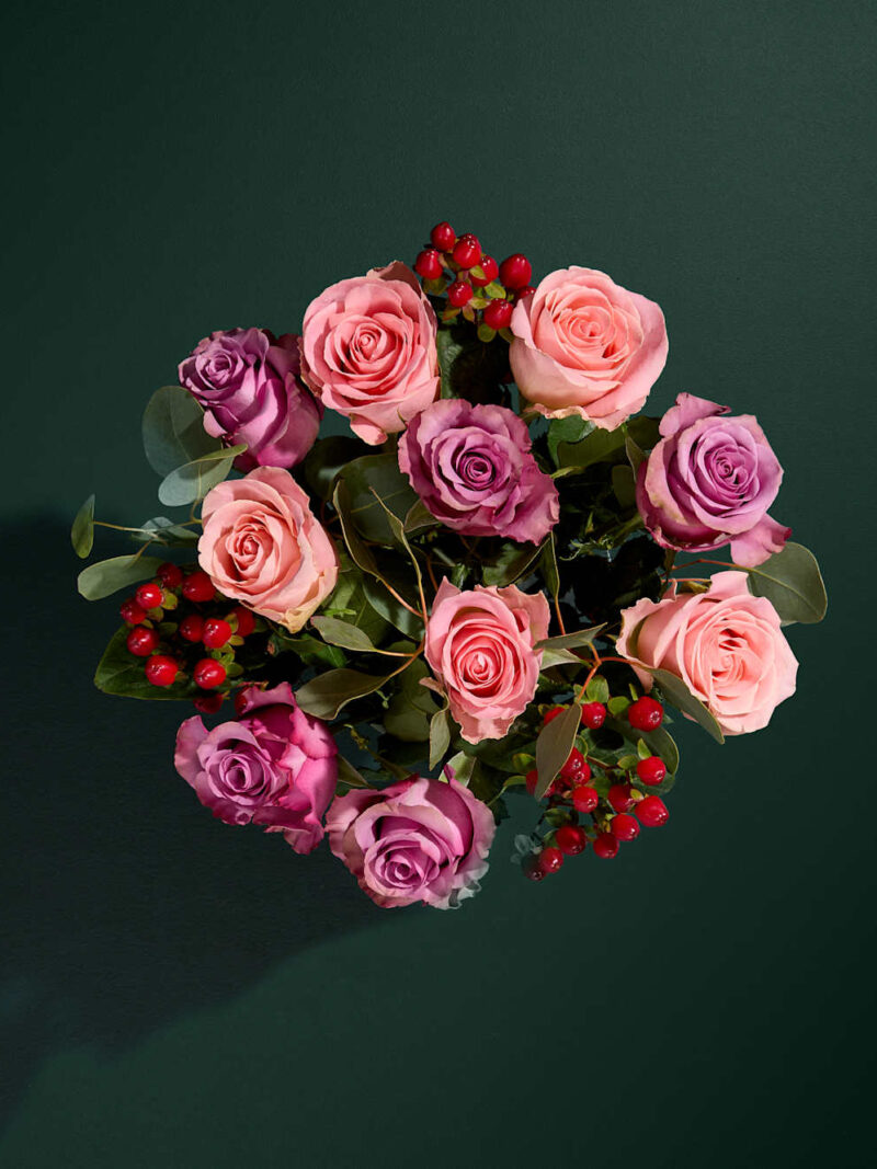 Rožu un asinszāles ziedu pušķis