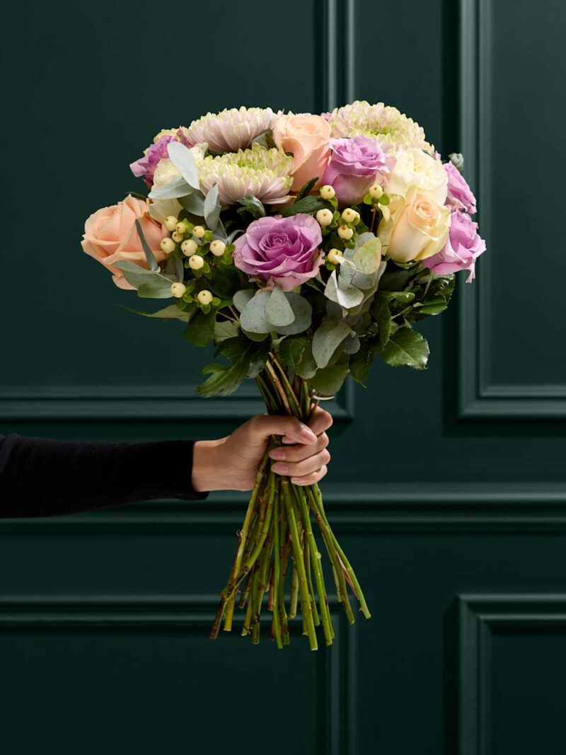 Krizantēmu un rožu pušķis