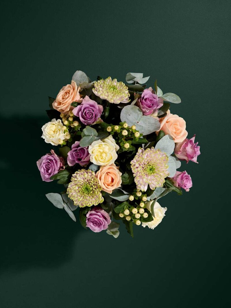 Krizantēmu un rožu pušķis