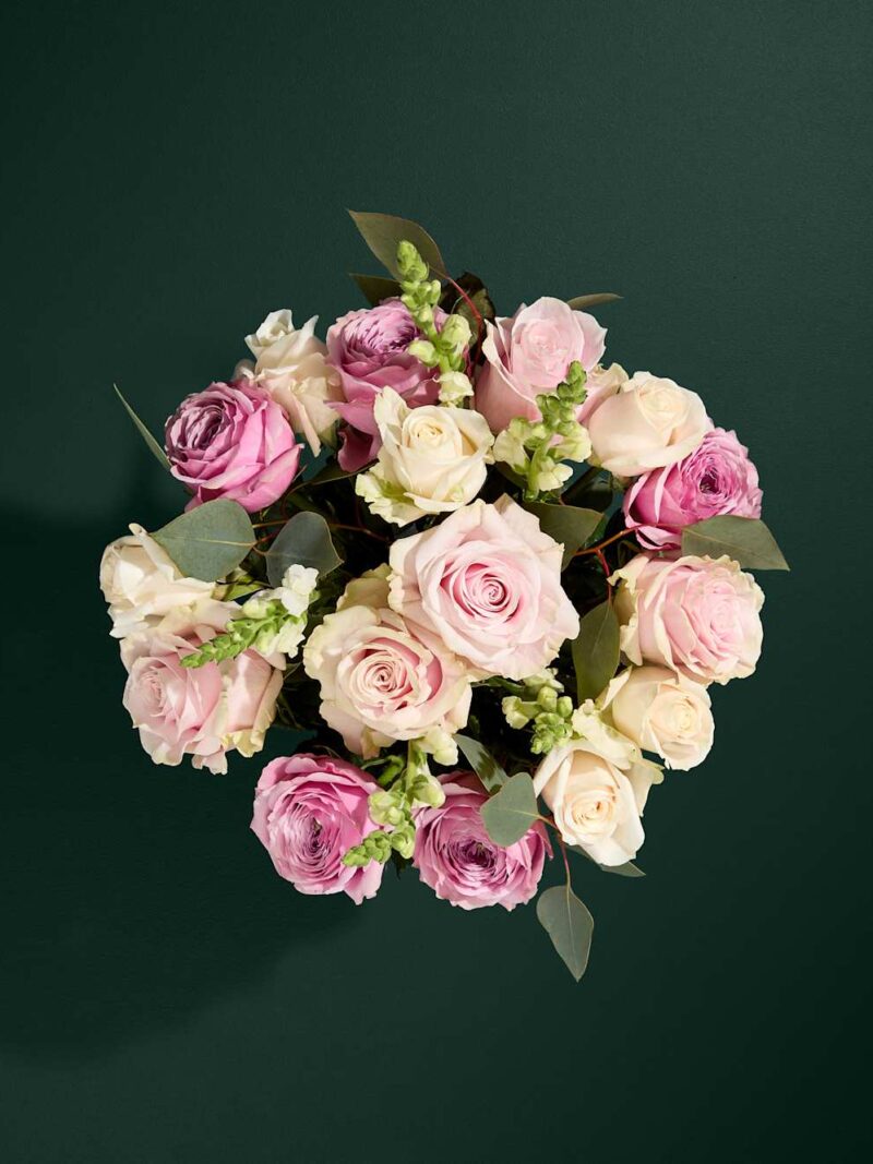 Pušķis peoniju rožu ziedu