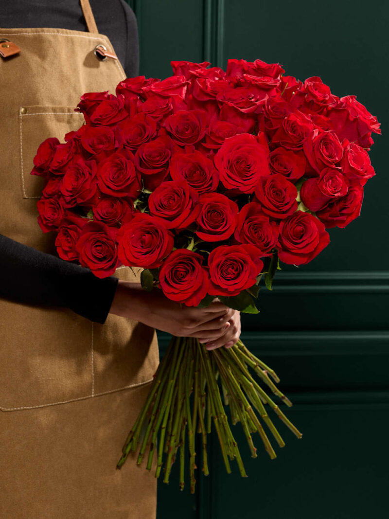 Sarkano rožu ziedu pušķis