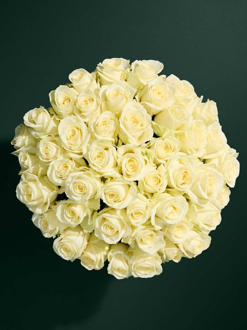 Avalanche™ balto rožu pušķis