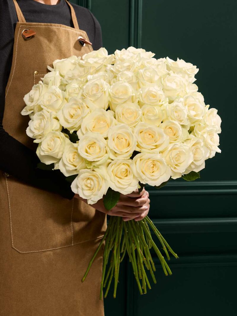 Avalanche™ balto rožu pušķis