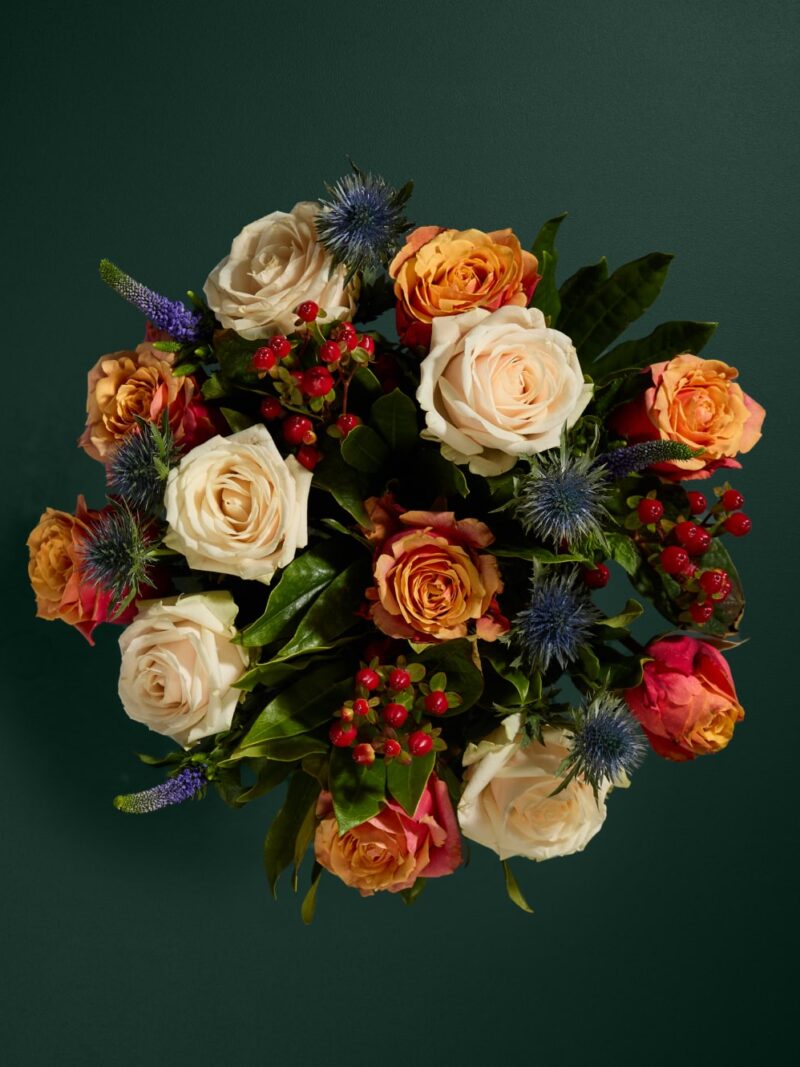 Rudens krāsas rožu ziedu pušķis