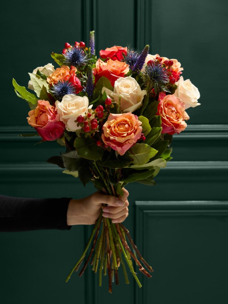 Rudens krāsas rožu ziedu pušķis