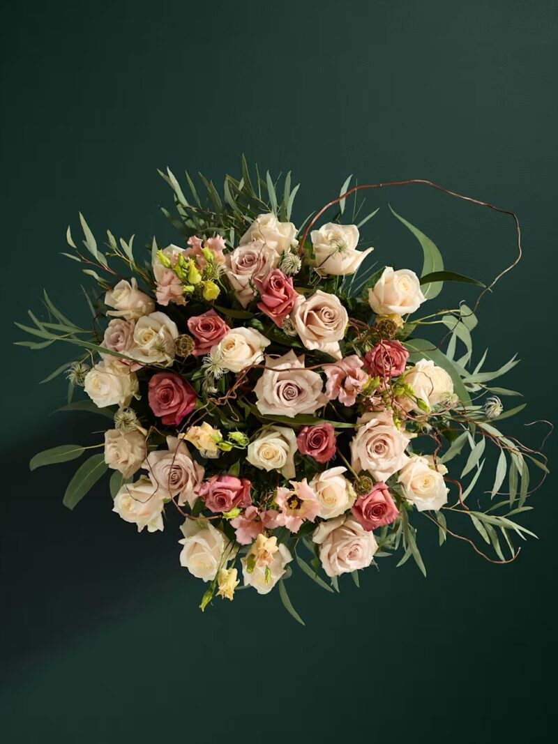 Luksusa rožu un vītolu ziedu pušķis