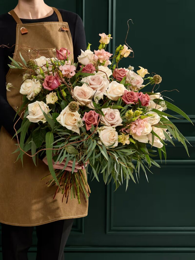 Luksusa rožu un vītolu ziedu pušķis