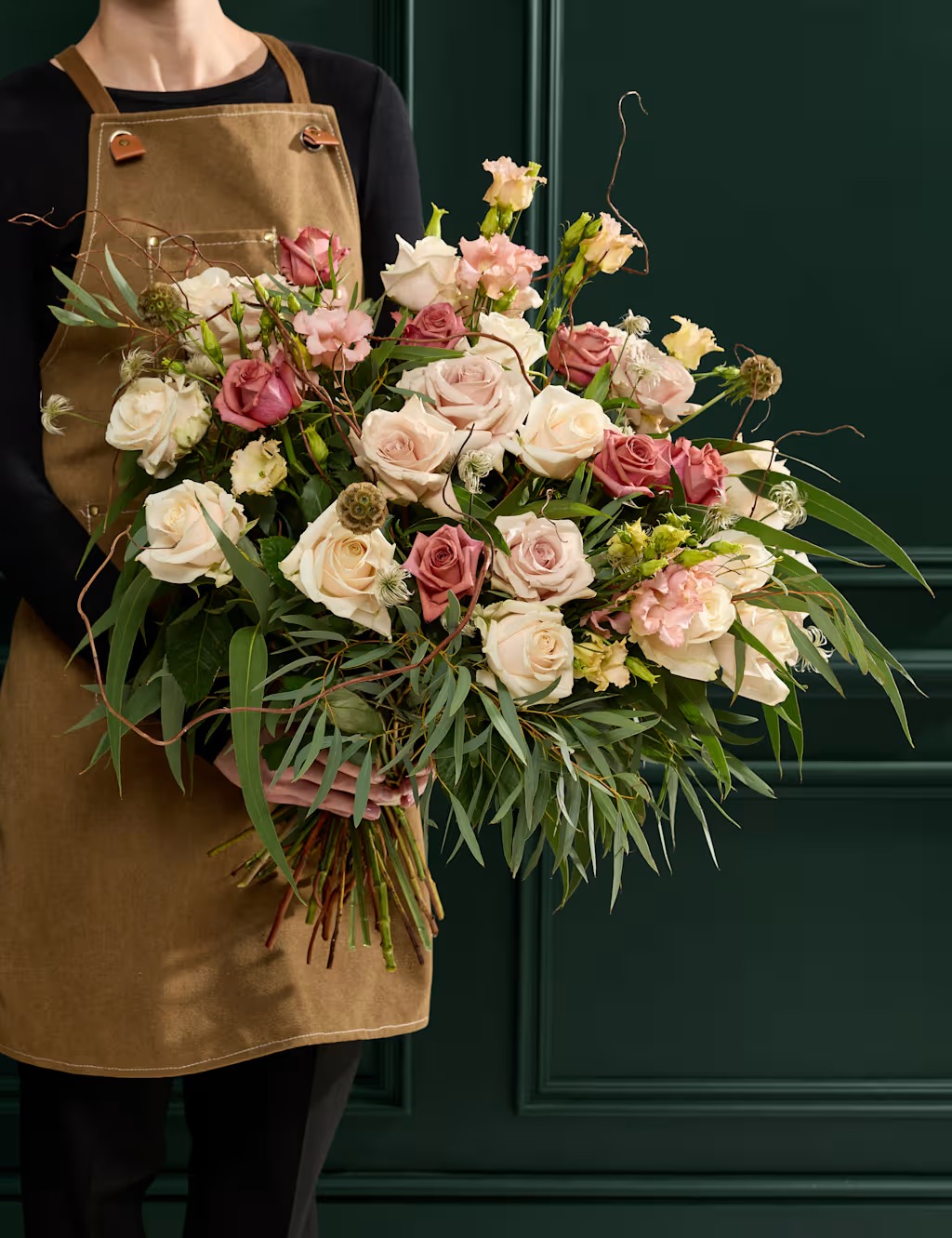 Luksusa rožu un vītolu ziedu pušķis