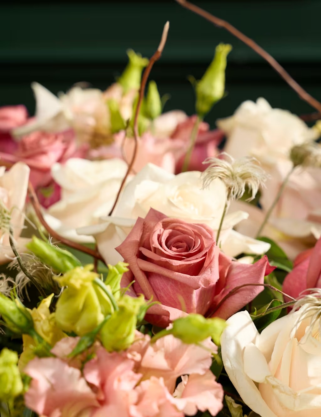 Luksusa rožu un vītolu ziedu pušķis