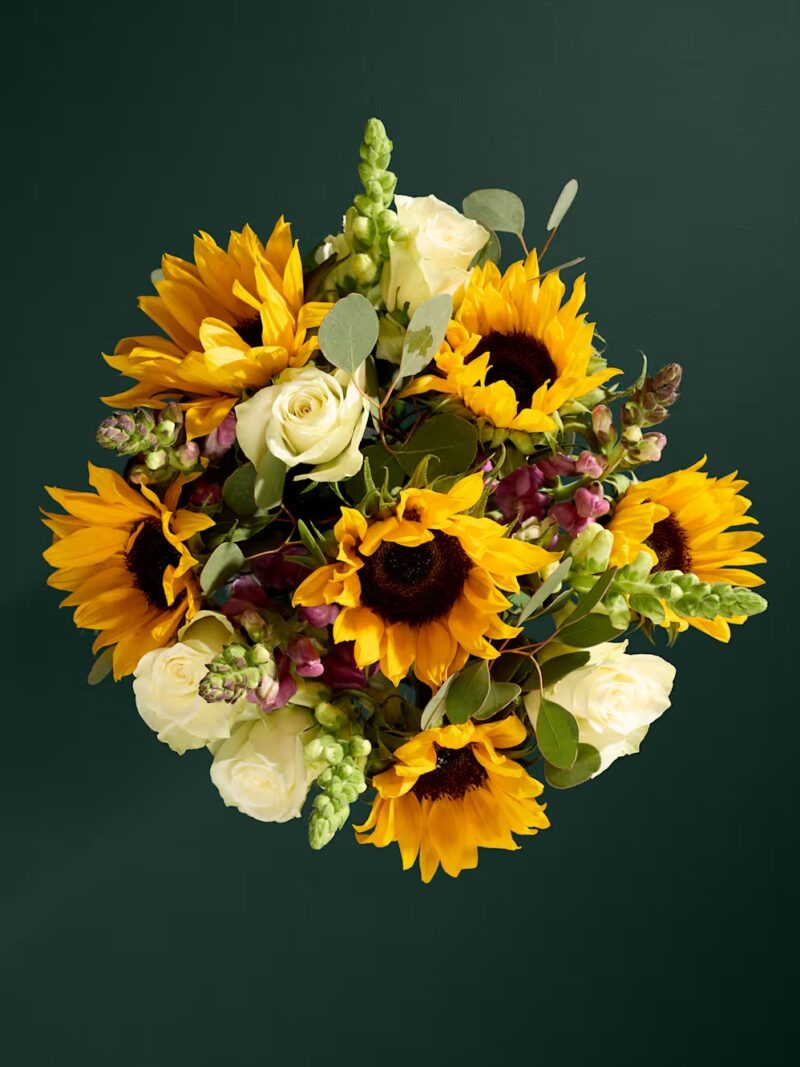 Saulains saulespuķu un rožu pušķis