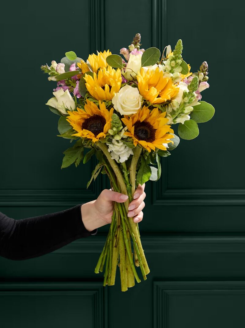 Saulains saulespuķu un rožu pušķis