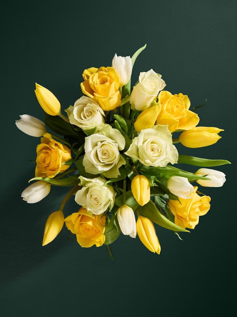 Dzelteno tulpju un rožu ziedu pušķis