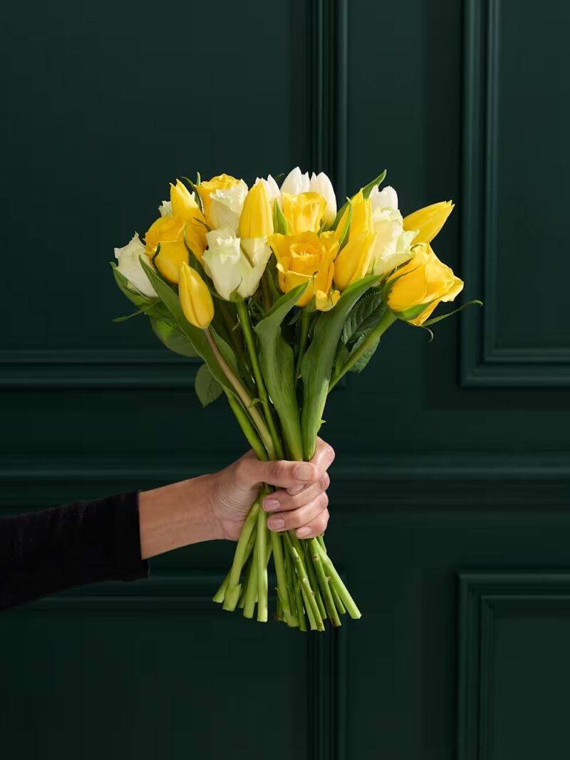 Dzelteno tulpju un rožu ziedu pušķis