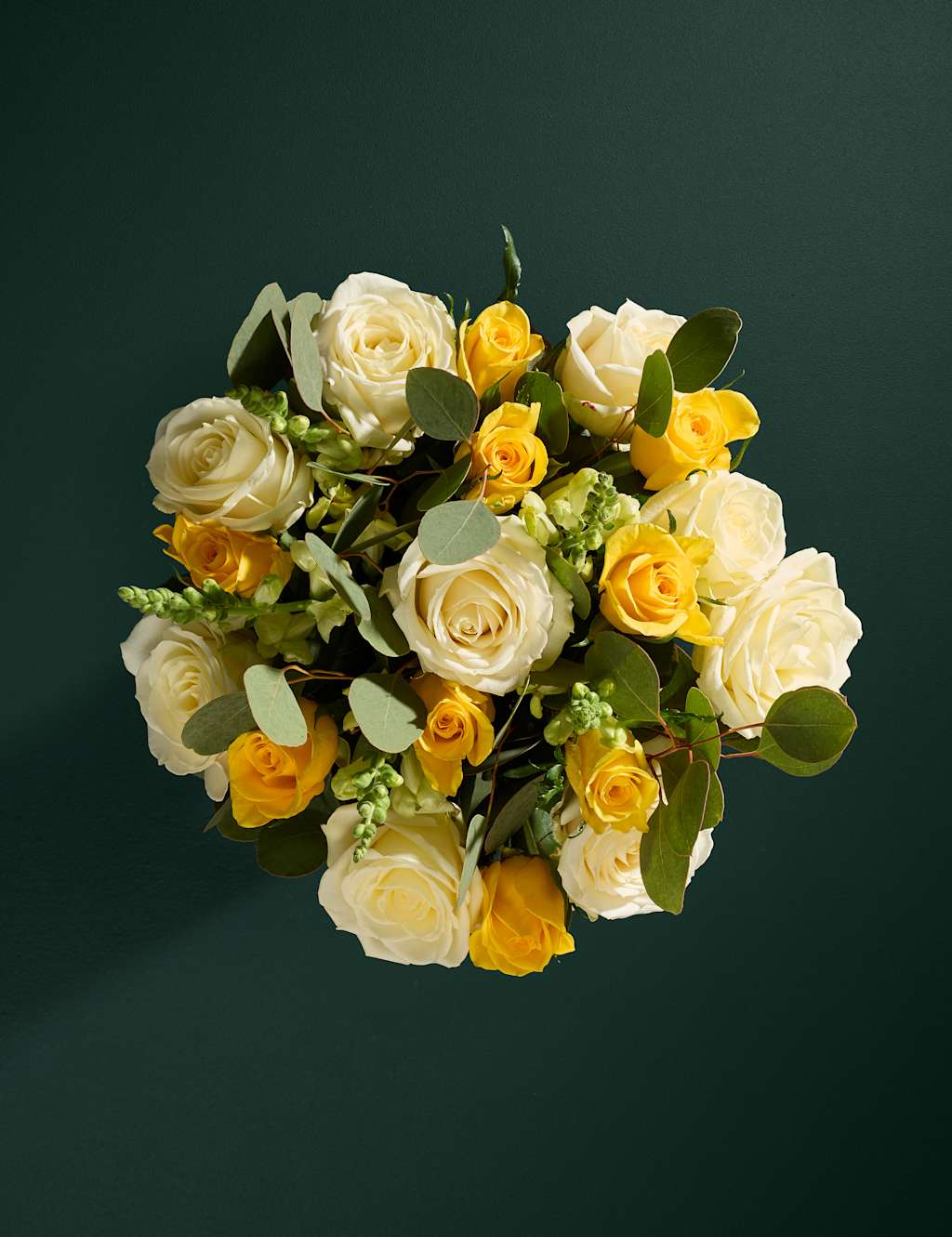 Dzeltenas un baltas rozes ziedu pušķis