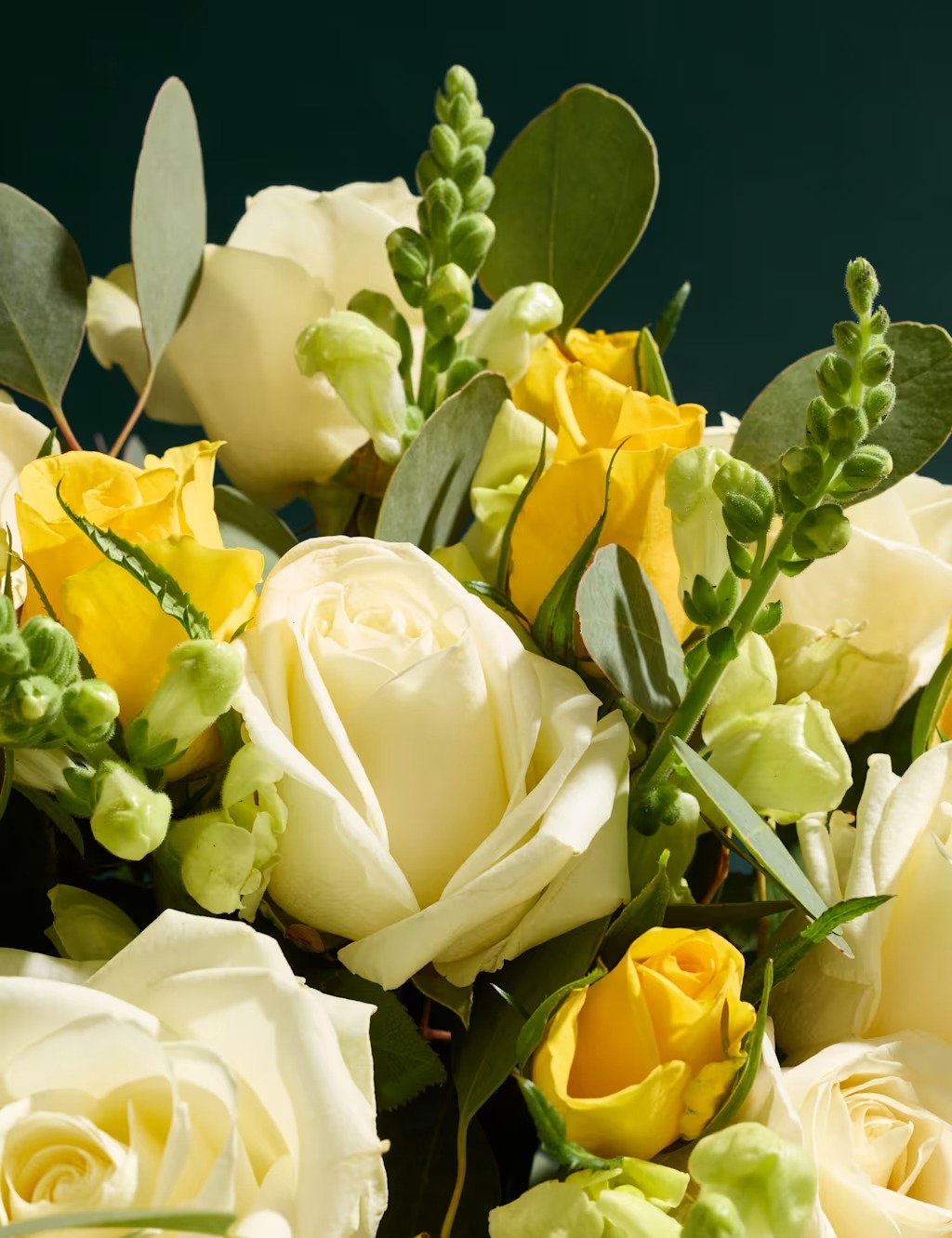 Dzeltenas un baltas rozes ziedu pušķis