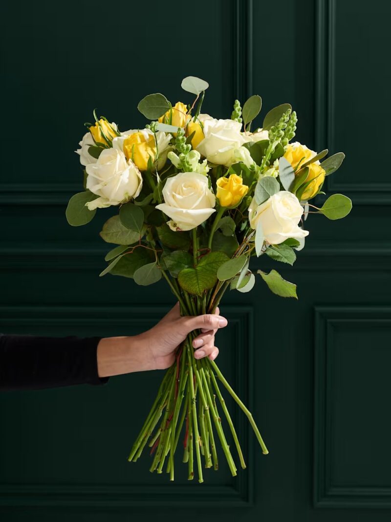 Dzeltenas un baltas rozes ziedu pušķis