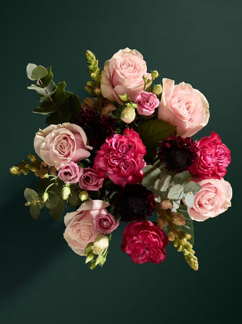 Rozā rozes un ceriņu ziedu pušķis