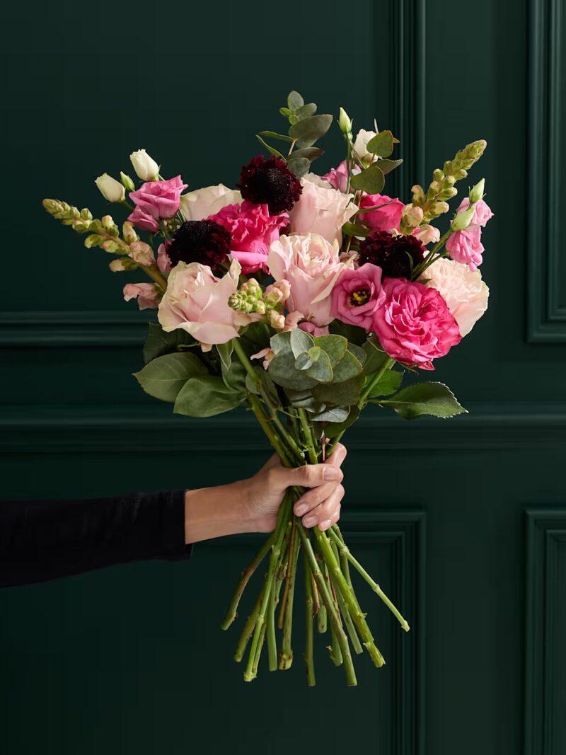 Rozā rozes un ceriņu ziedu pušķis