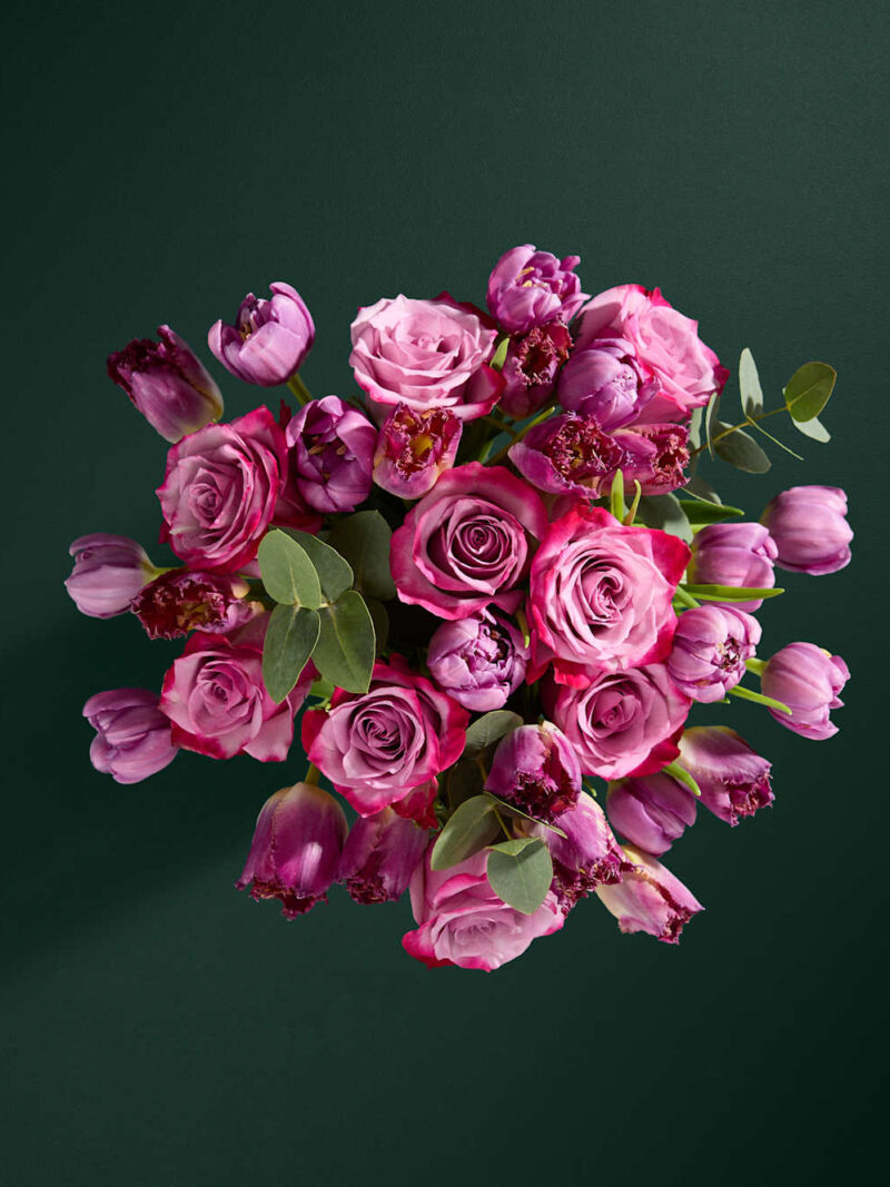 Violetas rozes un tulpes Ziedu pušķis