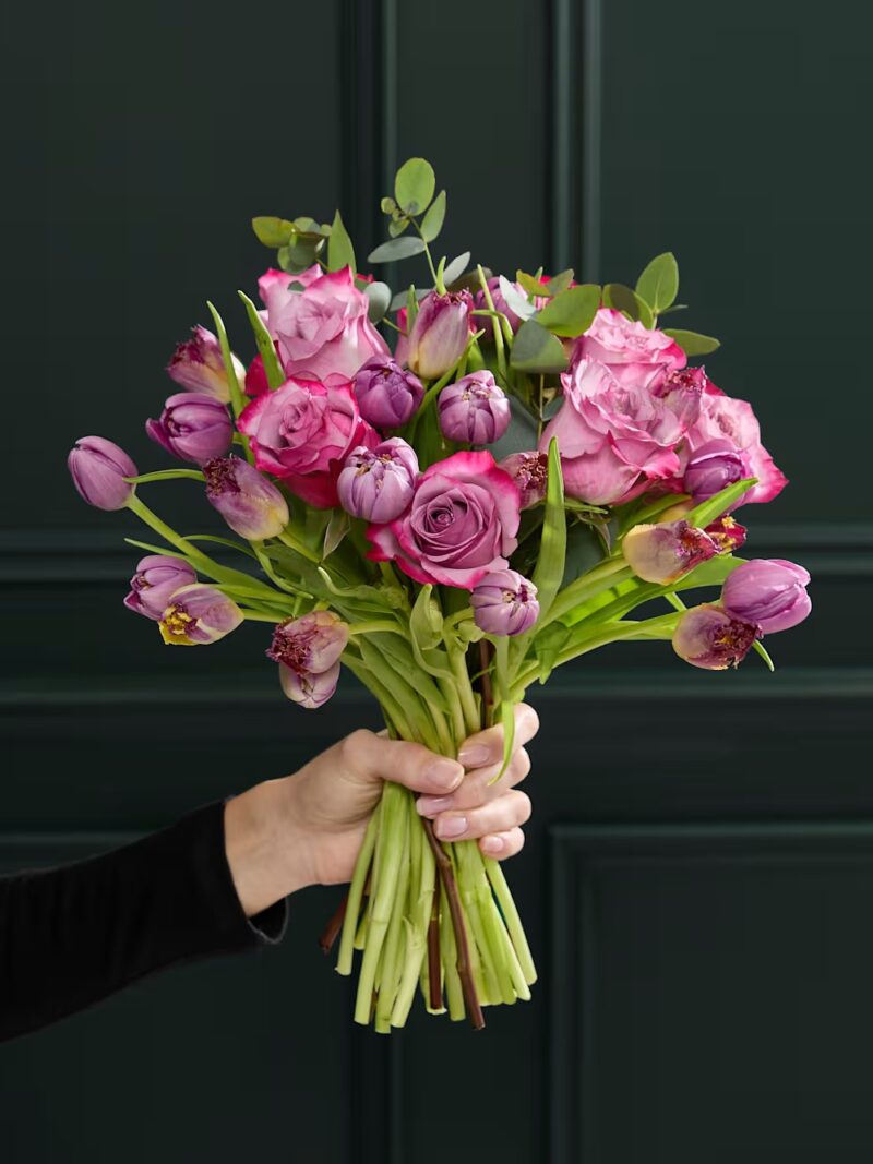 Violetas rozes un tulpes Ziedu pušķis