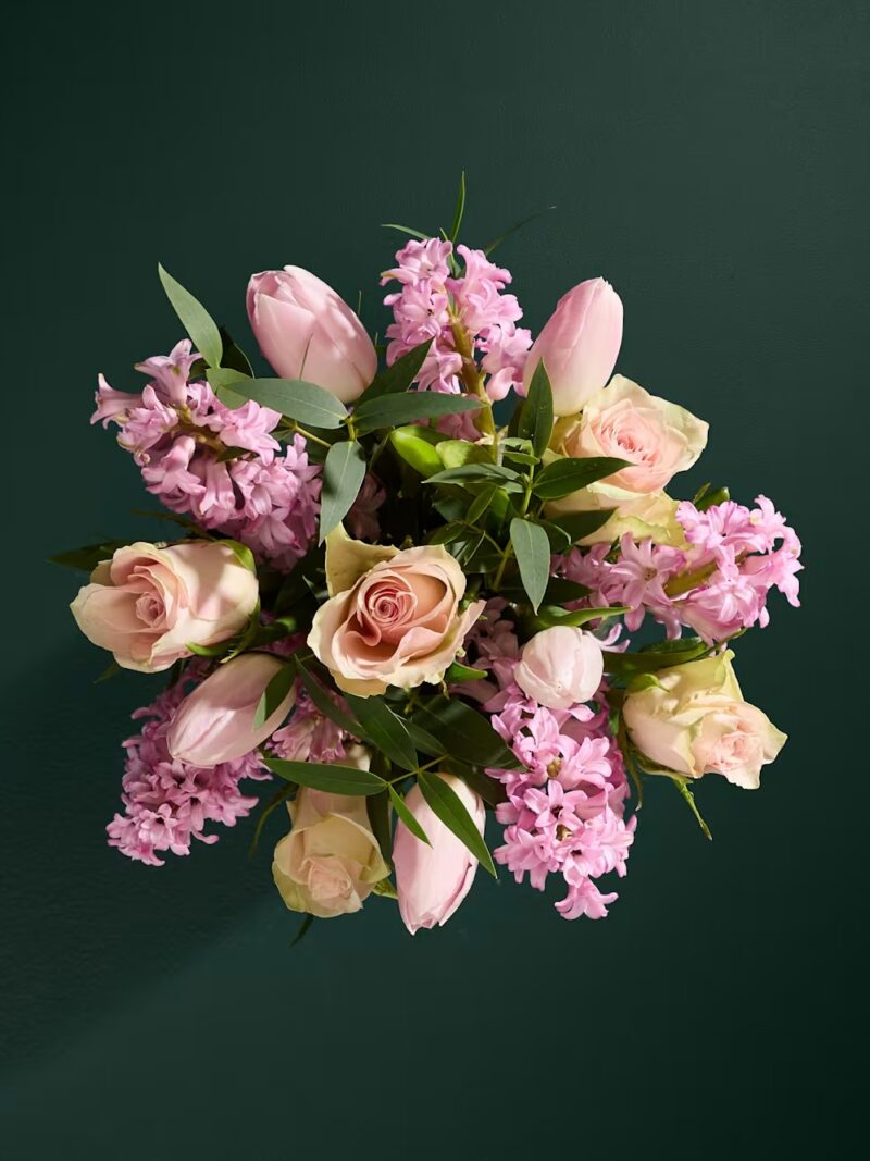 Smaržīgu hiacinšu un rožu ziedu pušķis