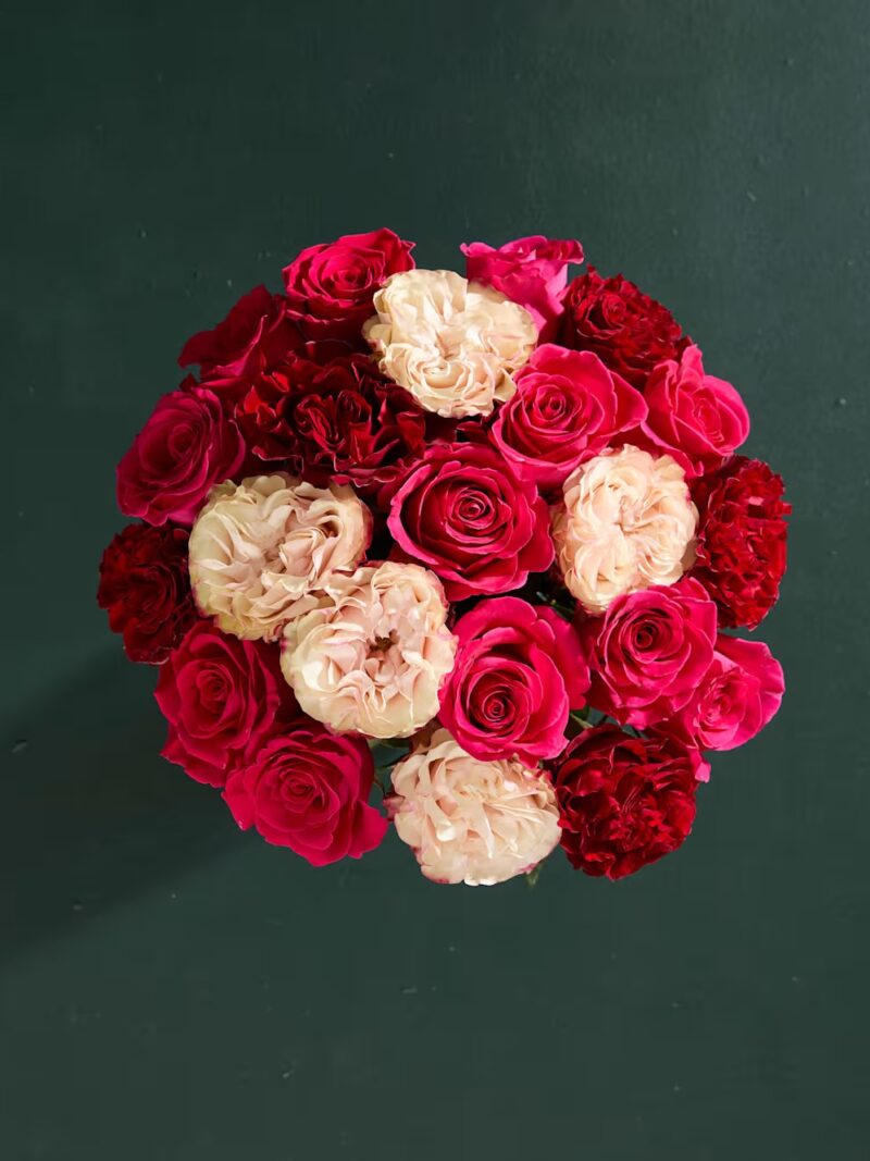 Daudzkrāsainu parasto un peoniju rožu ziedu pušķis