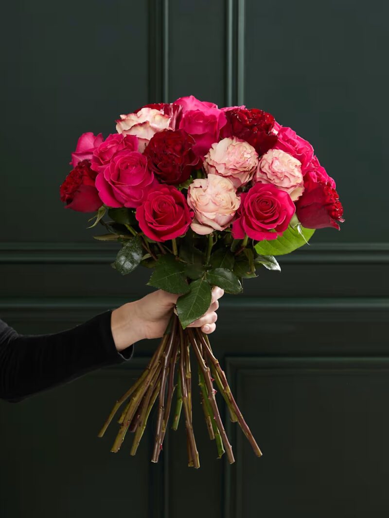 Daudzkrāsainu parasto un peoniju rožu ziedu pušķis