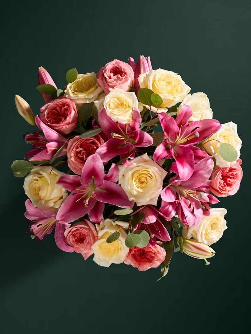 Rožu un rozā liliju ziedu pušķis