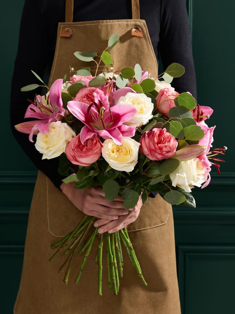 Rožu un rozā liliju ziedu pušķis