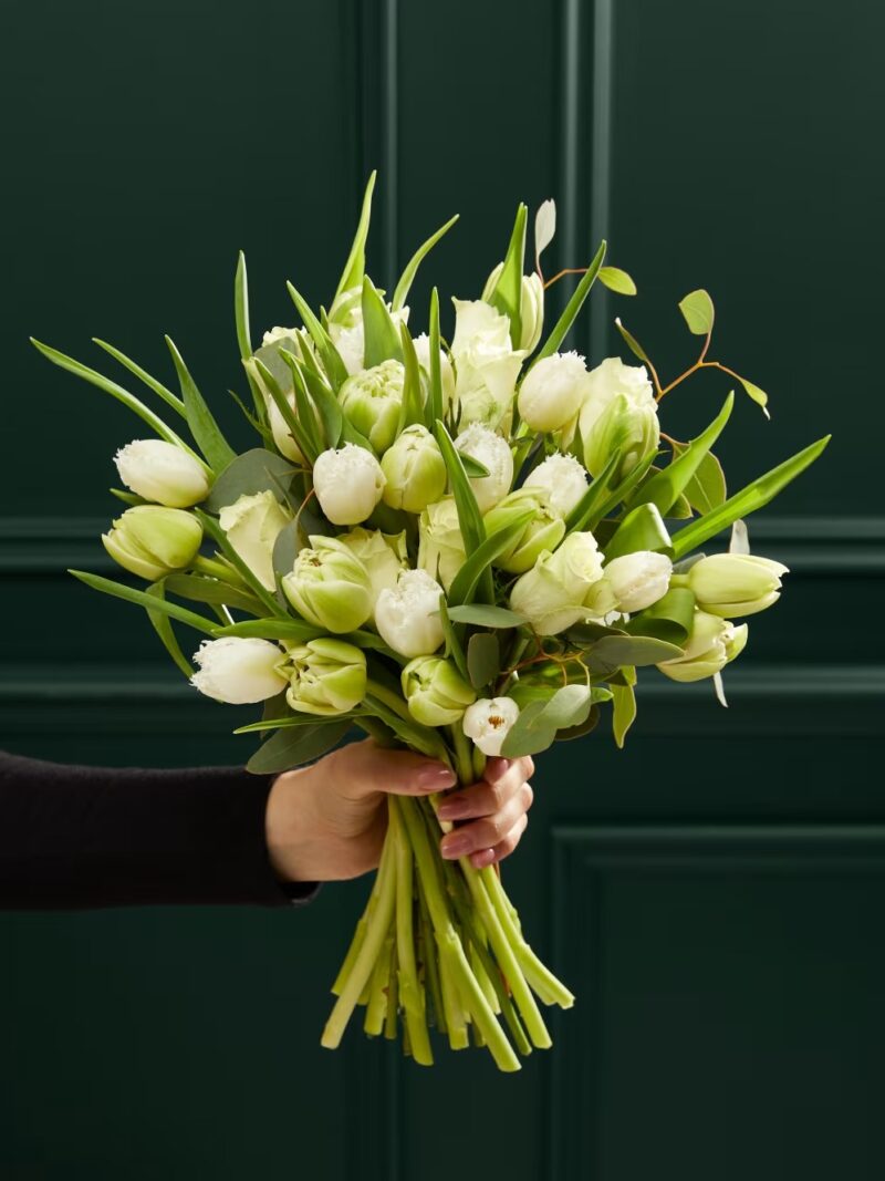 Tulpju un rožu pušķis pilnā garumā