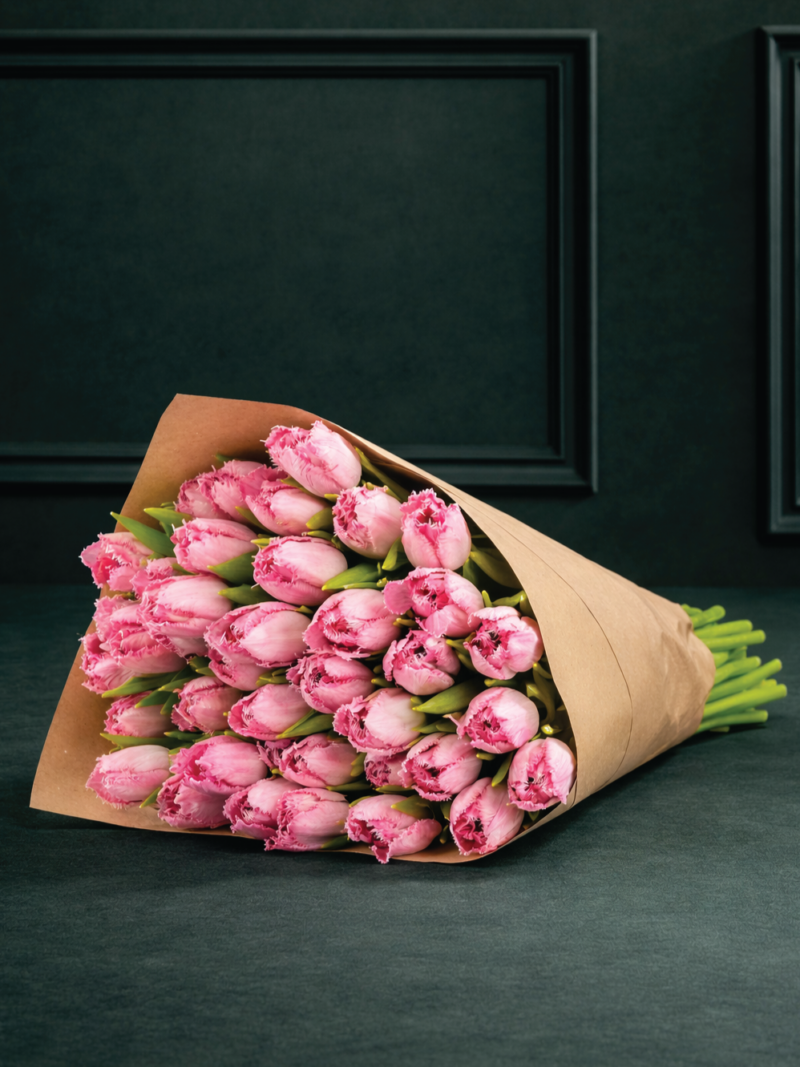 Grieztu rozā tulpju ziedu pušķis
